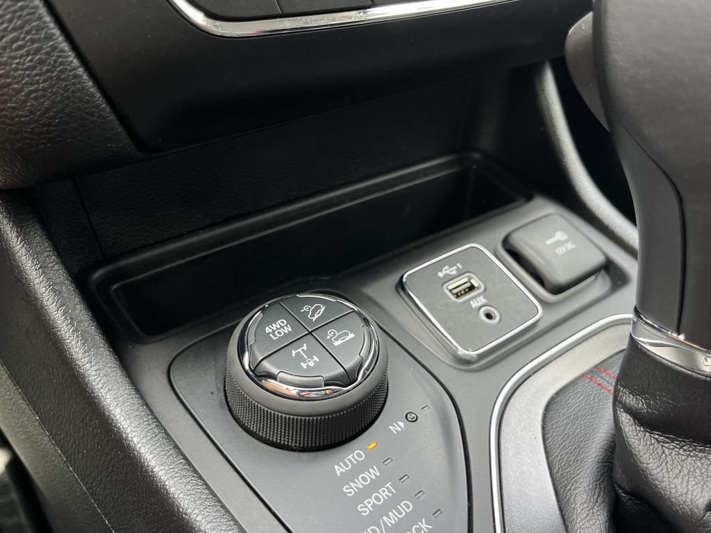 Used 2021 Jeep Cherokee Trailhawk AWD/4WD image 38