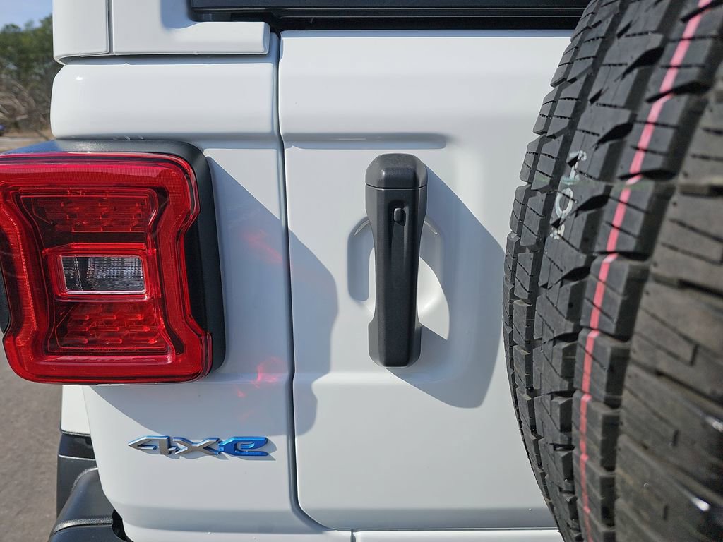 Used 2022 Jeep Wrangler Unlimited Sahara w/ Cold Weather Group image 18