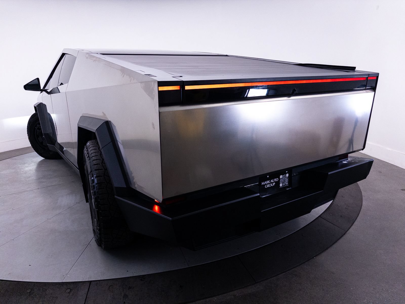 Used 2024 Tesla Cybertruck AWD Crew Cab image 10
