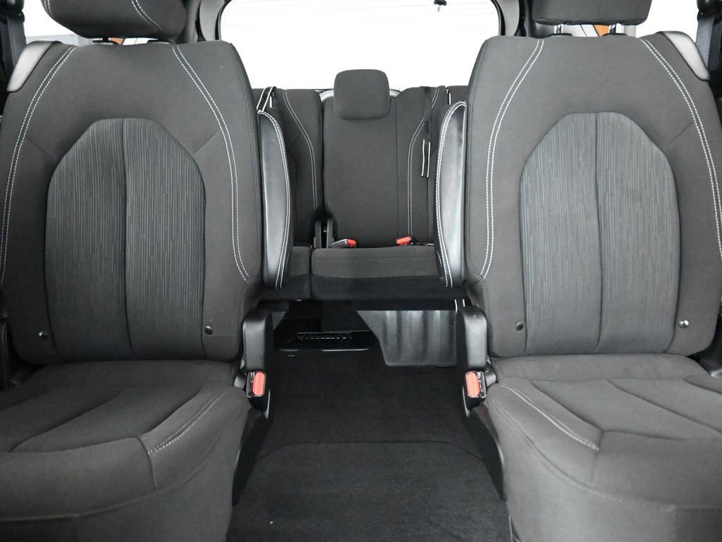 Used 2024 Chrysler Pacifica Touring image 34
