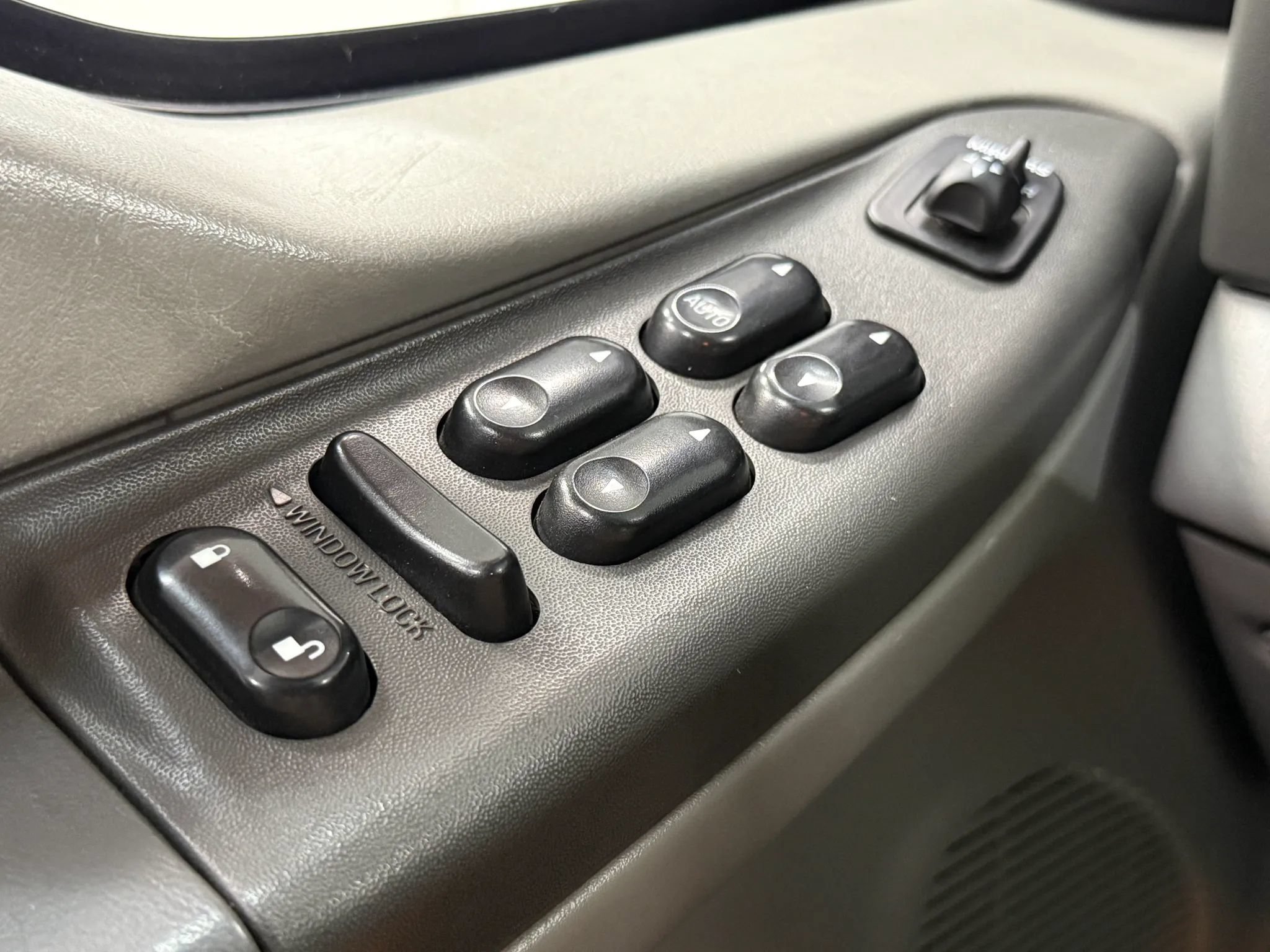 Used 2003 Ford Excursion XLT AWD/4WD image 25