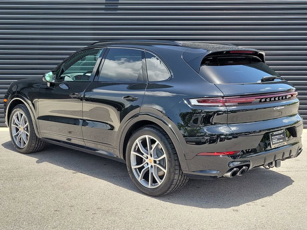 Certified 2025 Porsche Cayenne image 3