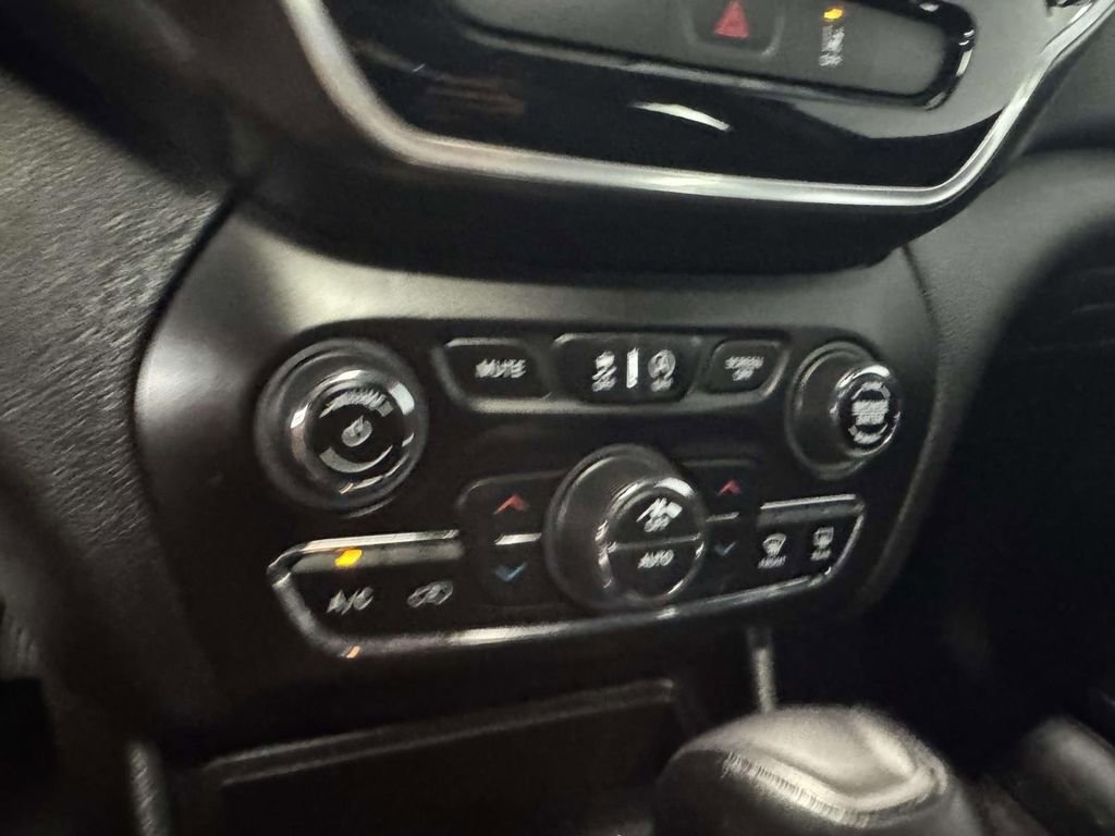 Used 2022 Jeep Cherokee Limited AWD/4WD image 25