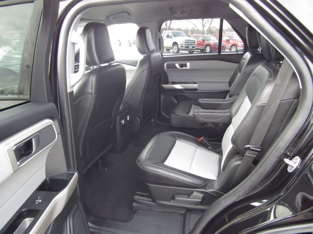 Used 2024 Ford Explorer XLT w/ Equipment Group 202A AWD/4WD image 32