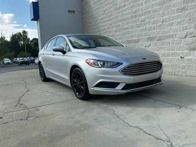 Used 2017 Ford Fusion SE w/ Fusion SE Technology Package FWD image 1