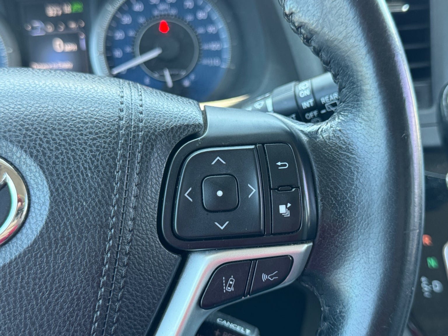 Used 2018 Toyota Sienna XLE w/ XLE Navigation Package FWD image 23