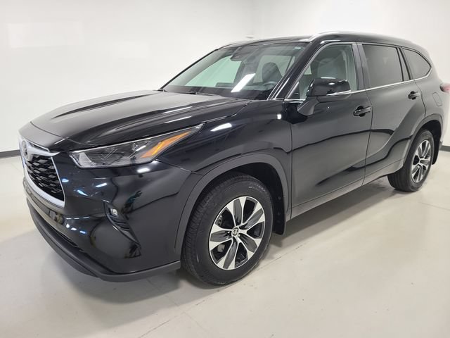 Certified 2026 Toyota Highlander XLE AWD/4WD image 3