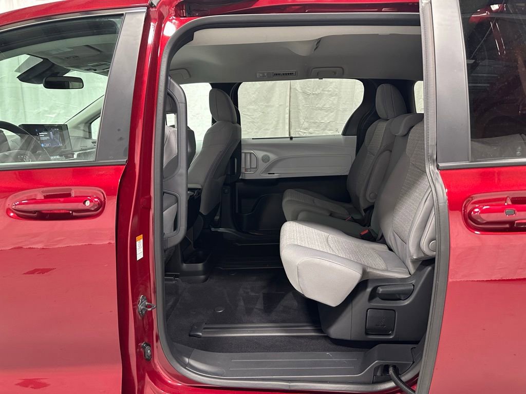 Used 2025 Toyota Sienna LE image 43