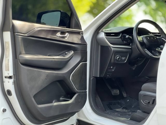 Used 2021 Jeep Grand Cherokee L Laredo w/ Luxury Tech Group I AWD/4WD image 9