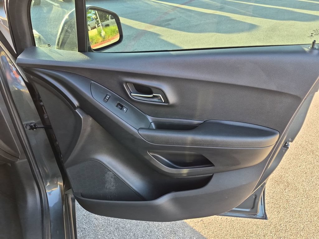Used 2020 Chevrolet Trax LS w/ Tint and Cruise Package FWD image 34