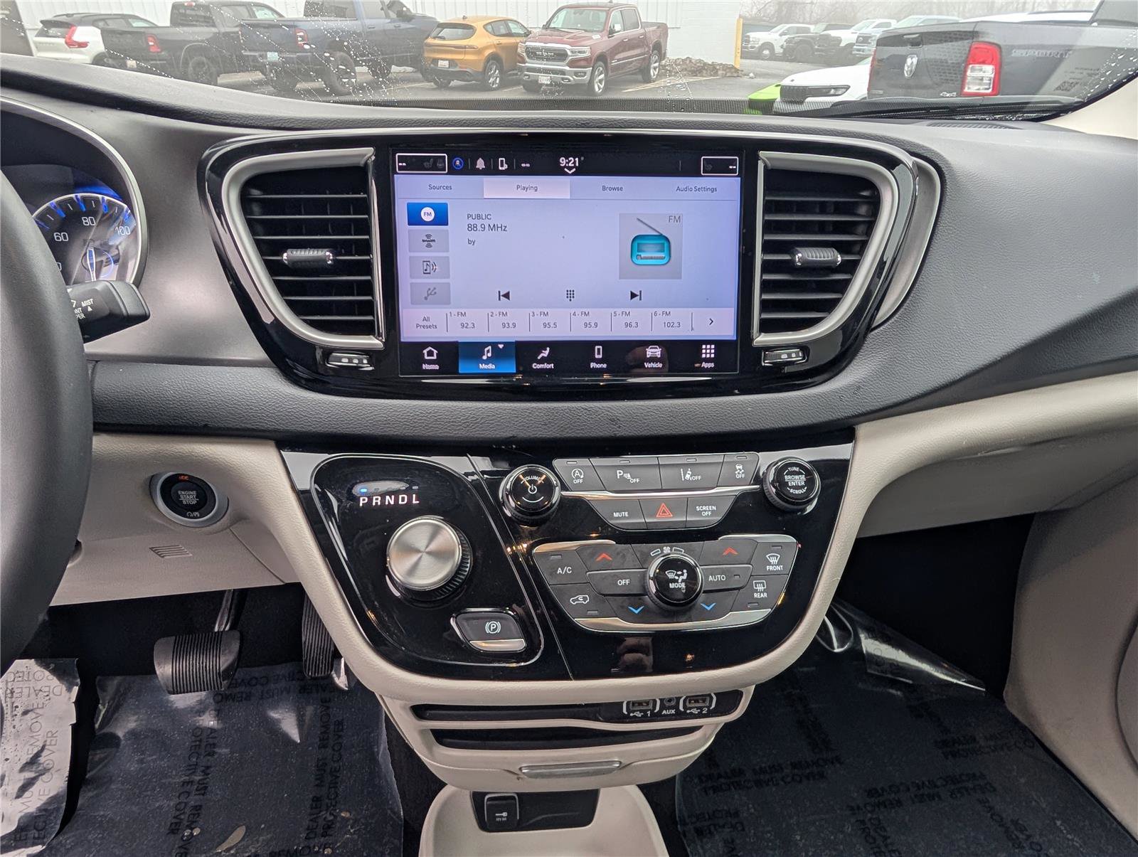 Used 2023 Chrysler Pacifica Touring-L image 18