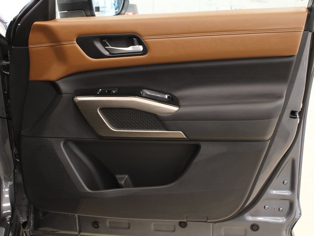 Used 2025 Nissan Pathfinder Platinum w/ Cargo Package FWD image 15