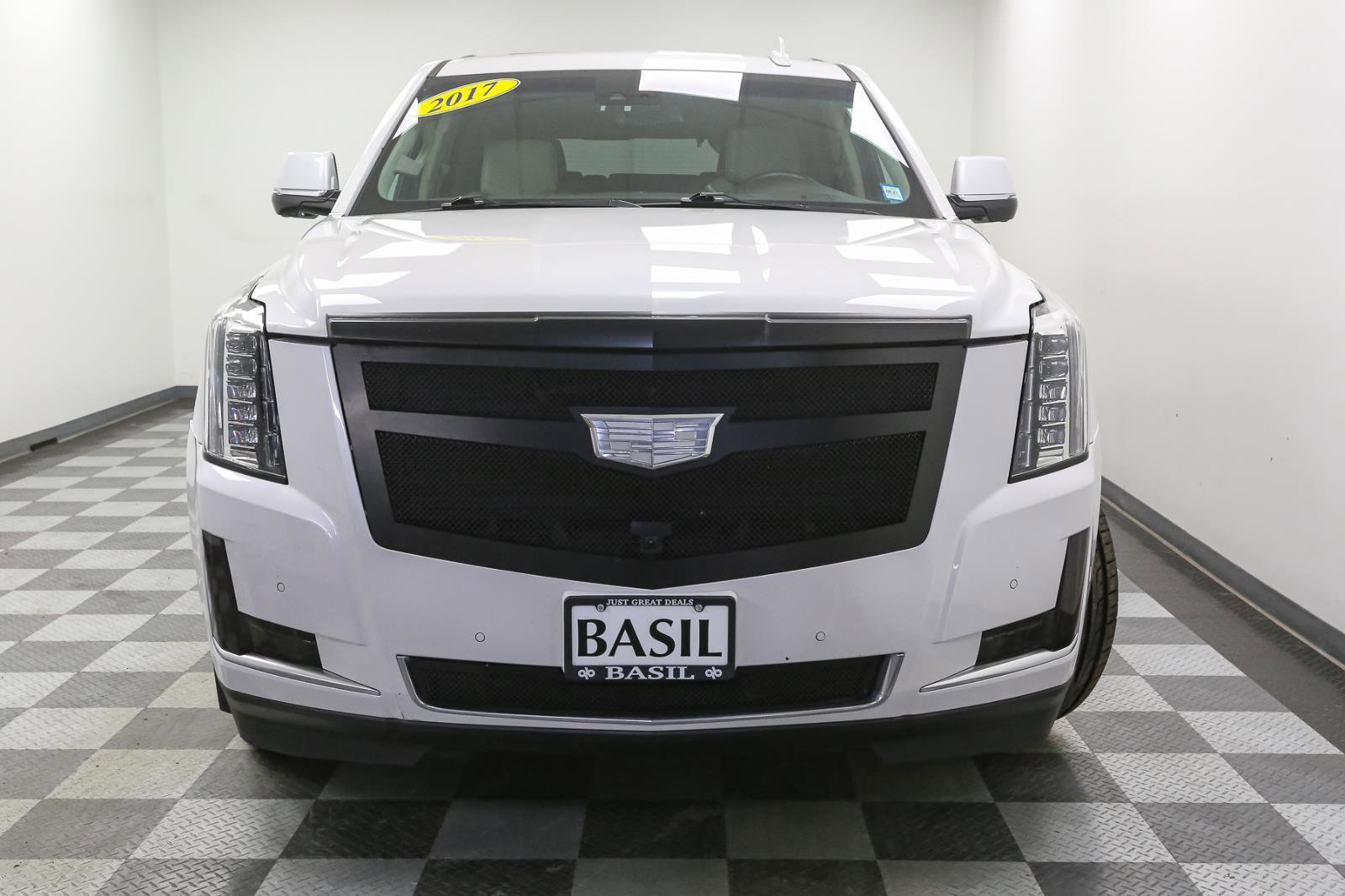 Used 2017 Cadillac Escalade Luxury image 3