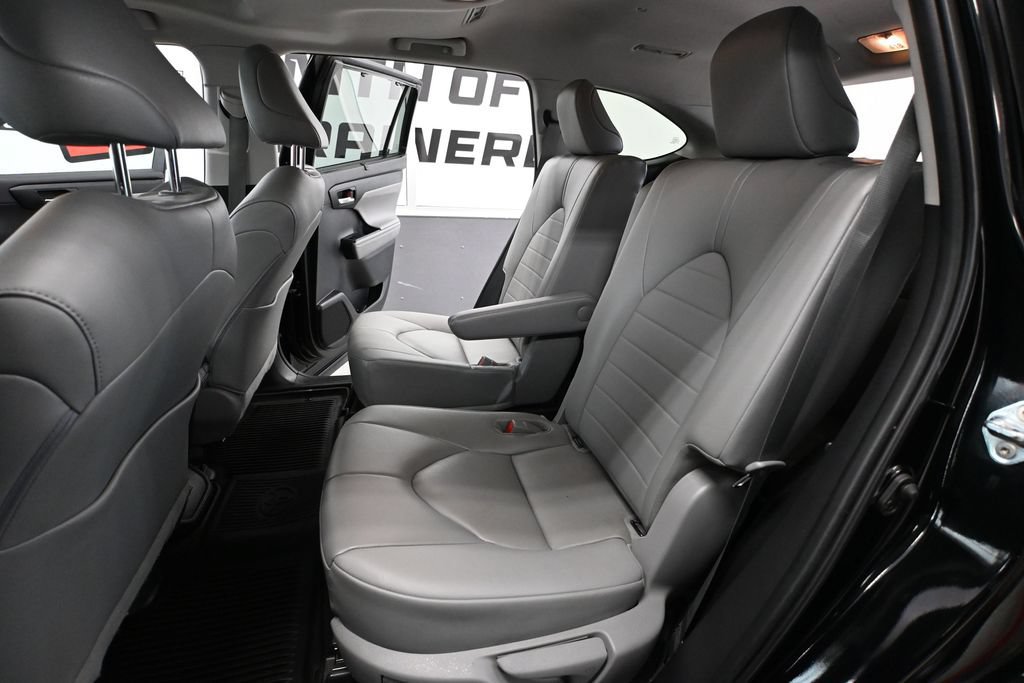 Used 2023 Toyota Highlander XLE AWD/4WD image 32
