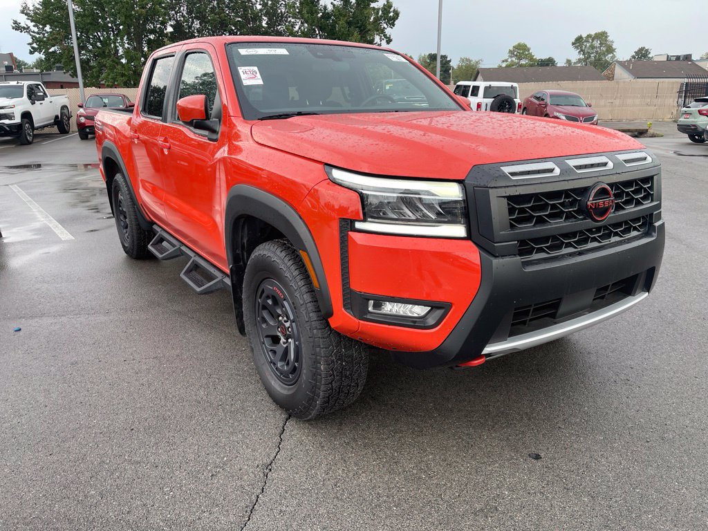 Used 2025 Nissan Frontier PRO-4X AWD/4WD image 3