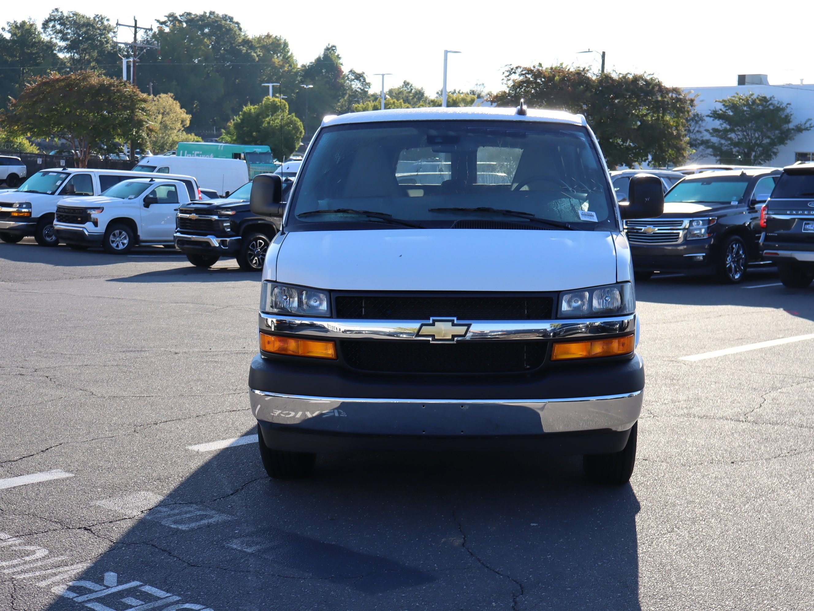Used 2025 Chevrolet Express 3500 LT w/ LT Preferred Equipment Group RWD image 3
