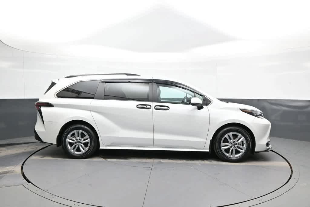 Used 2024 Toyota Sienna XLE w/ XLE Plus Package AWD/4WD image 5