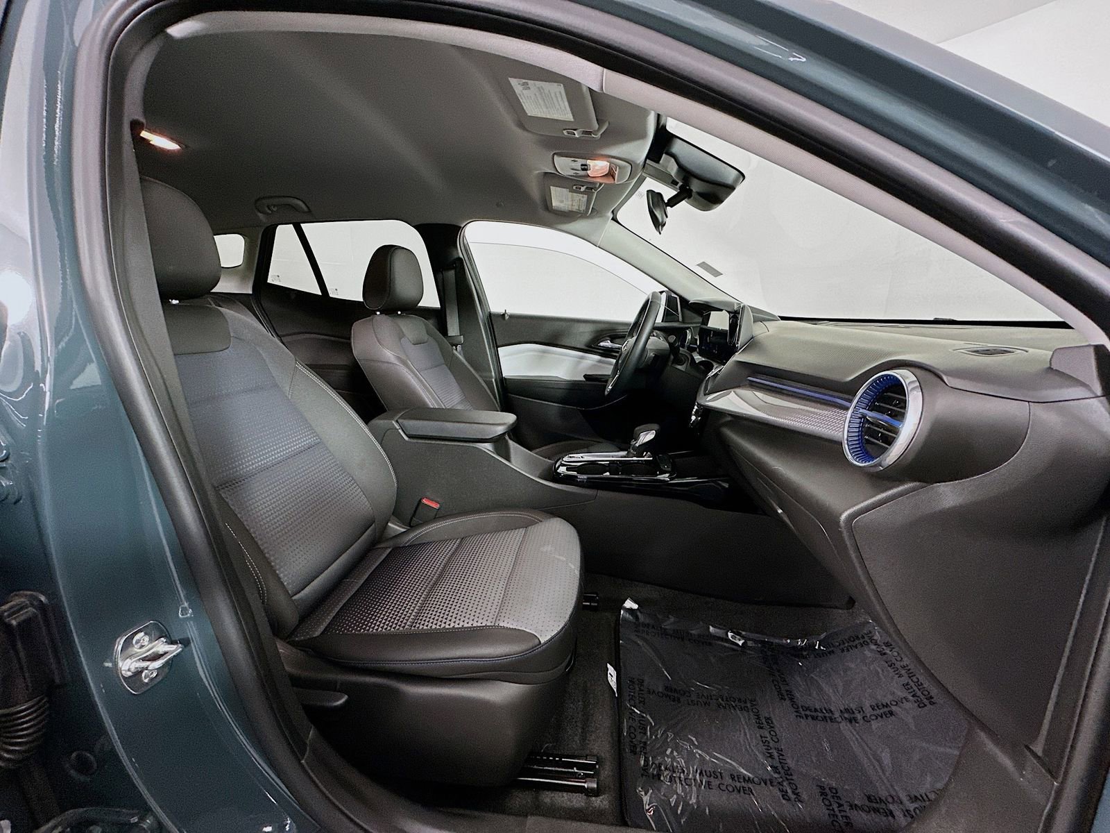 Used 2025 Chevrolet Trax LT w/ LT Convenience Package image 28