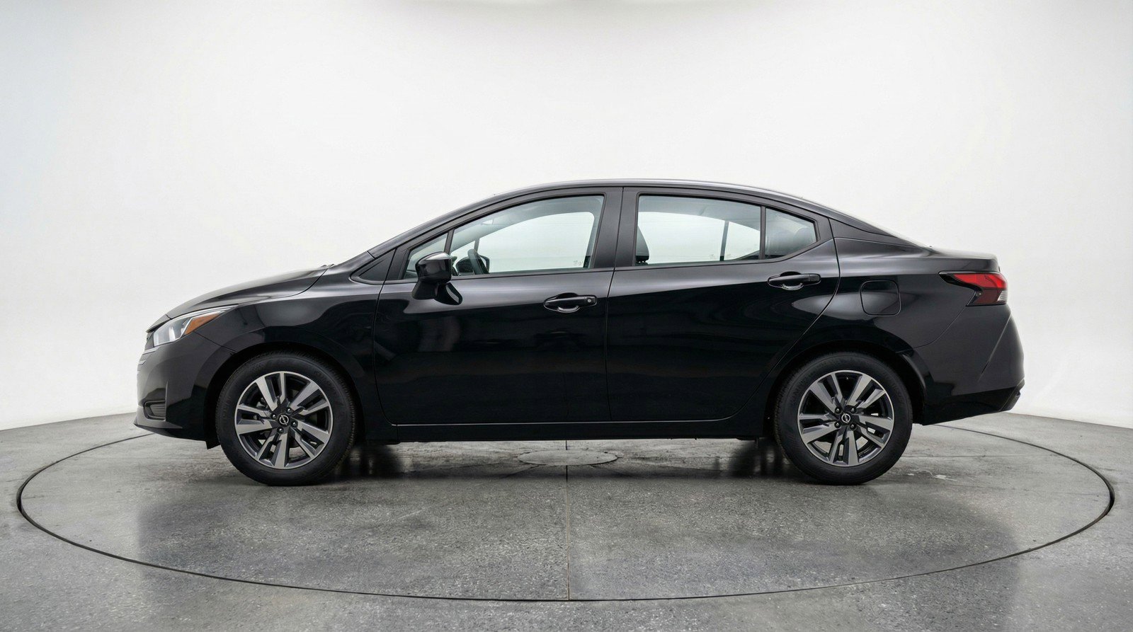 Used 2025 Nissan Versa SV image 5