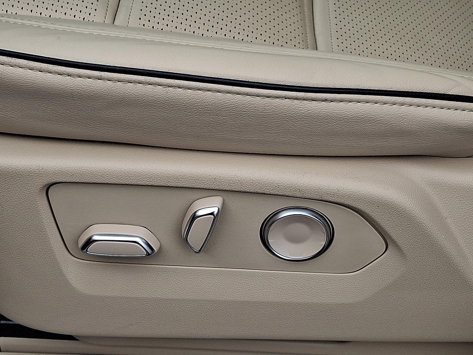 Certified 2024 Cadillac Escalade ESV Premium Luxury w/ Performance Package image 17