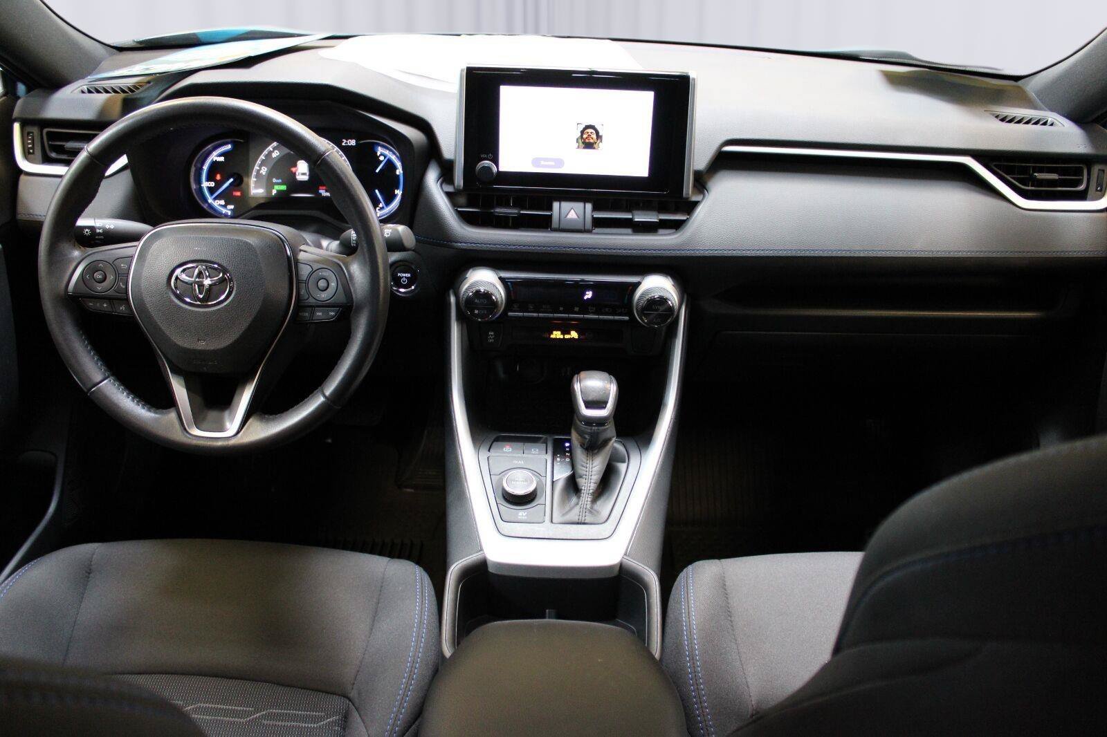 Used 2025 Toyota RAV4 SE AWD/4WD image 2