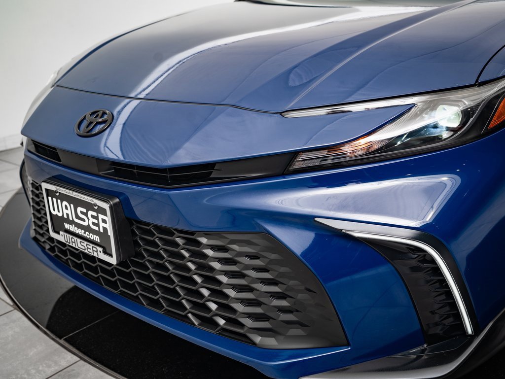 Used 2025 Toyota Camry SE image 3