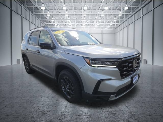 Used 2025 Honda Pilot TrailSport image 14