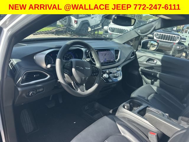 Used 2023 Chrysler Pacifica Touring-L w/ S Appearance Package AWD/4WD image 12