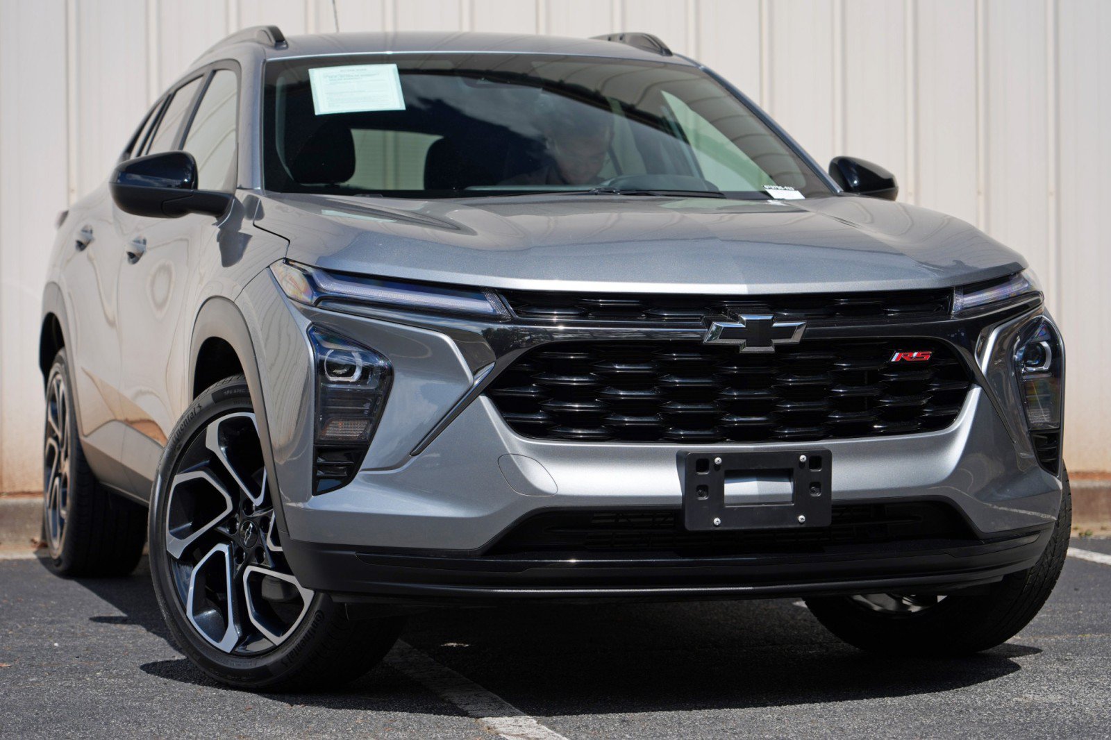 Used 2025 Chevrolet Trax RS FWD image 2