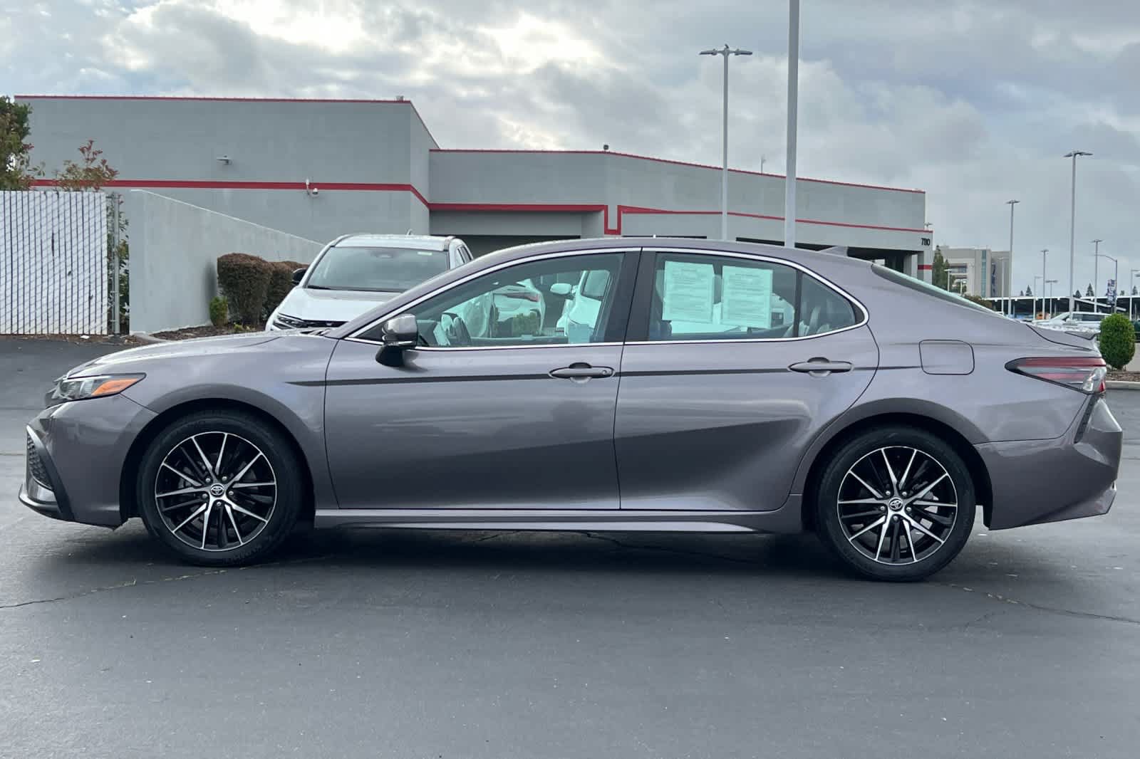 Certified 2022 Toyota Camry SE FWD image 9