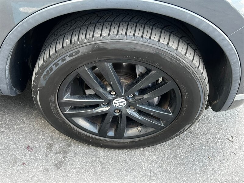 Used 2016 Volkswagen Touareg VR6 AWD/4WD image 11