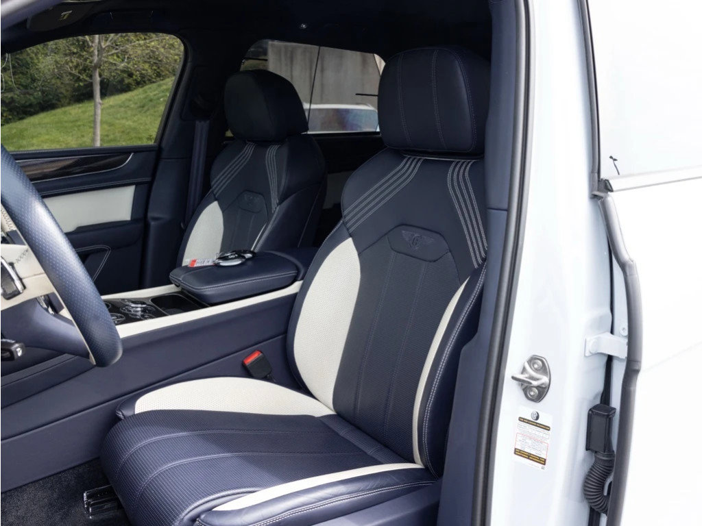 Used 2023 Bentley Bentayga image 25