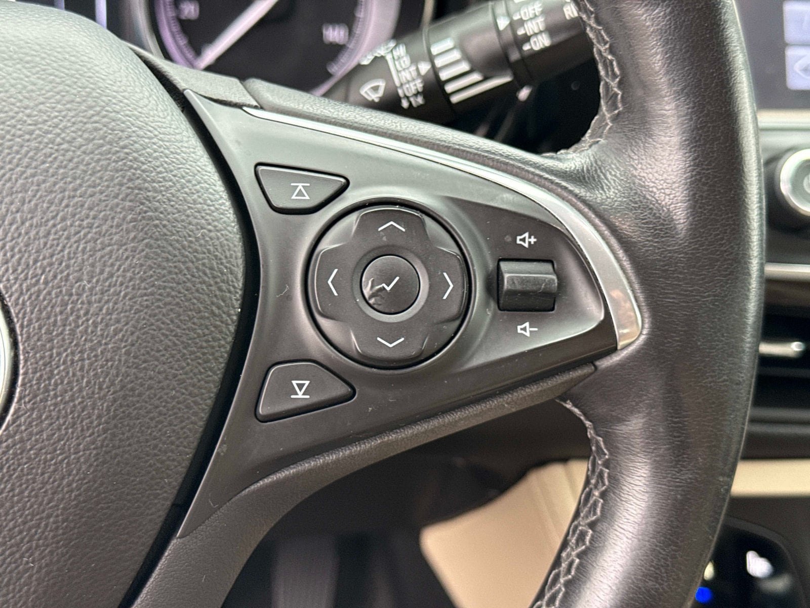 Used 2020 Buick Envision Essence FWD image 31