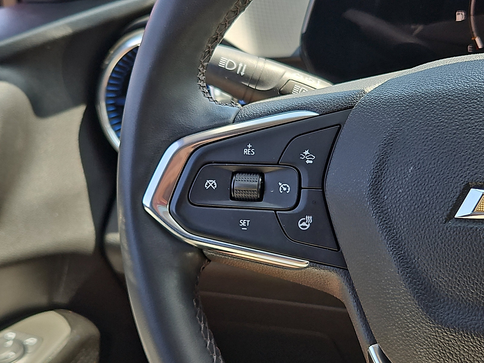 Used 2024 Chevrolet Trax LT w/ Sunroof Package FWD image 21