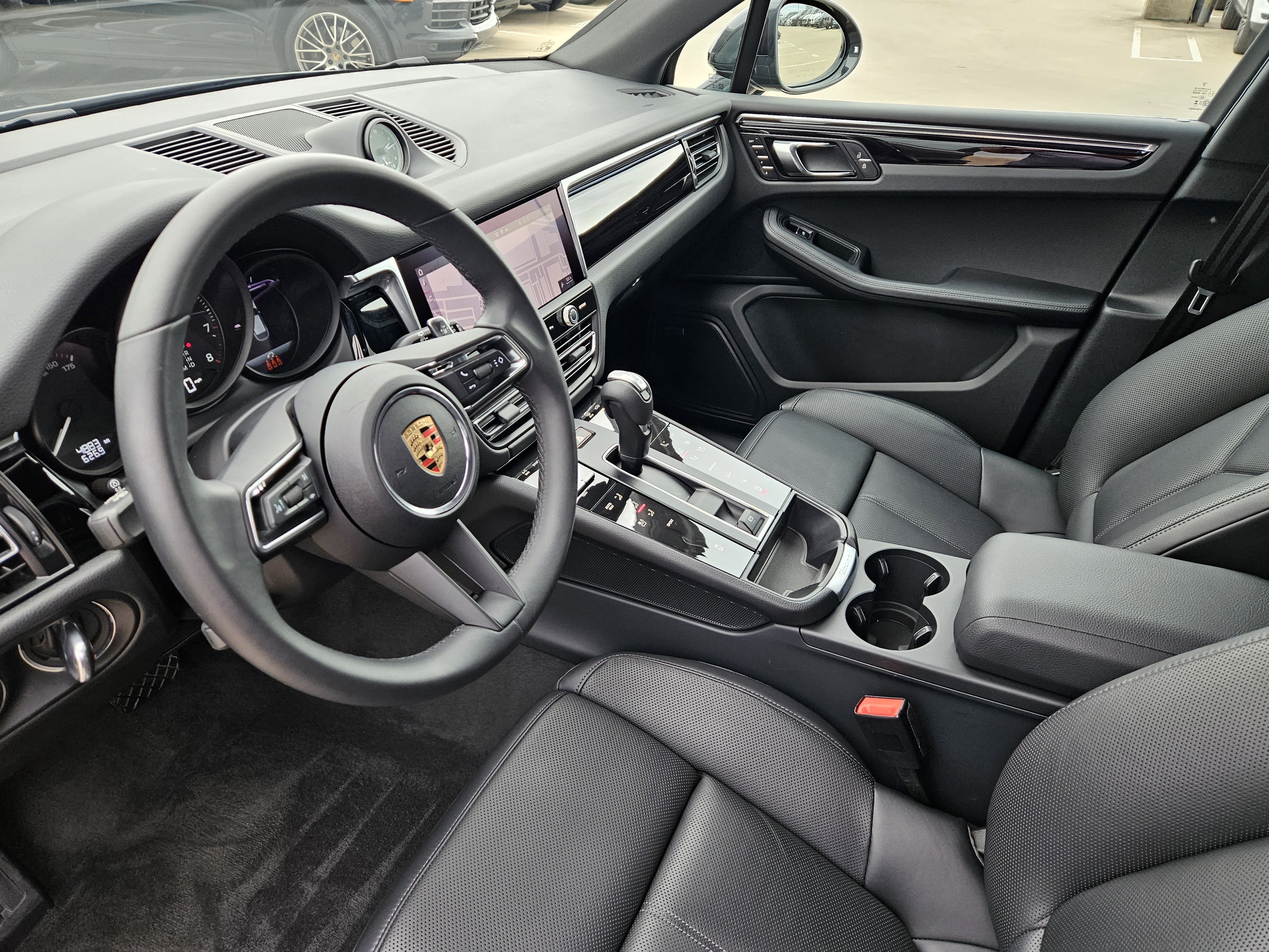 Certified 2025 Porsche Macan image 4