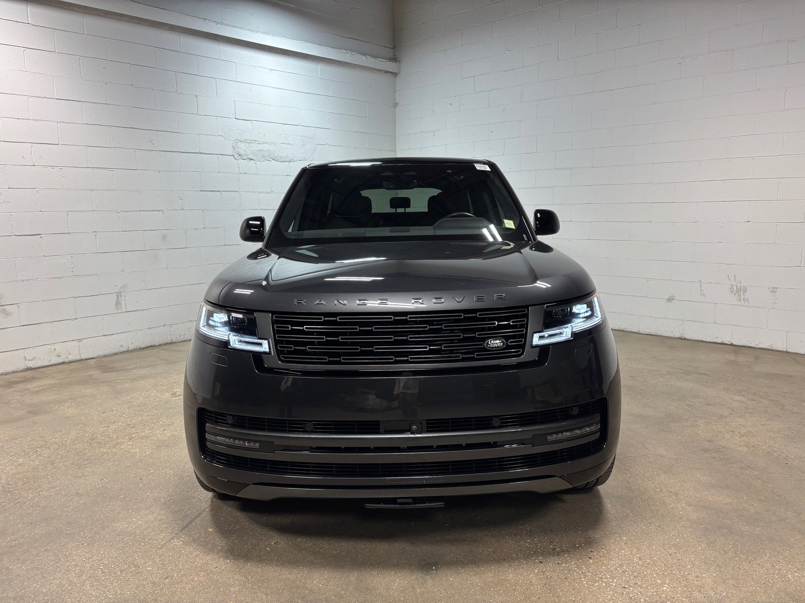 Used 2025 Land Rover Range Rover SE AWD/4WD image 3