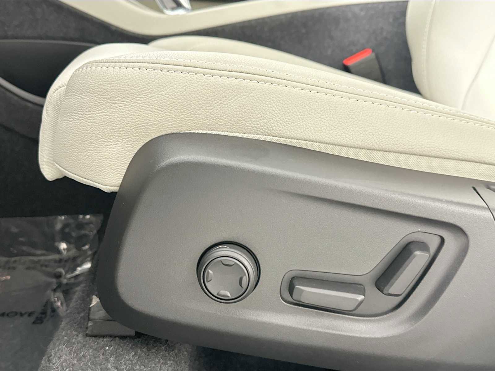 Used 2025 Volvo XC40 B5 Plus w/ Climate Package image 18