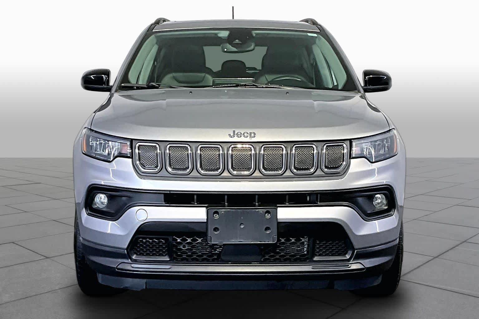 Used 2022 Jeep Compass Latitude w/ Sun and Sound Group AWD/4WD image 4