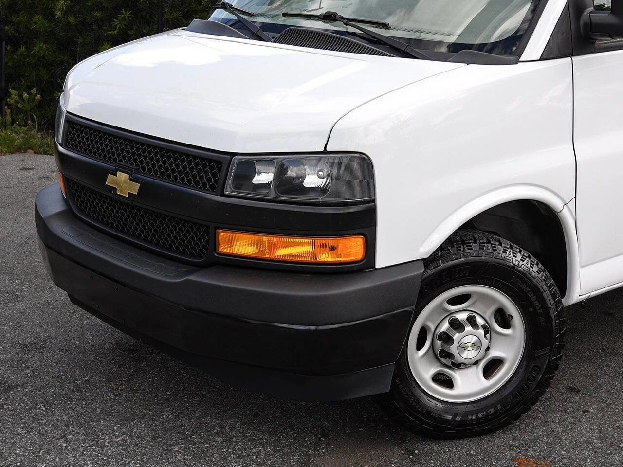 Used 2021 Chevrolet Express 2500 w/ Driver Convenience Package RWD image 2