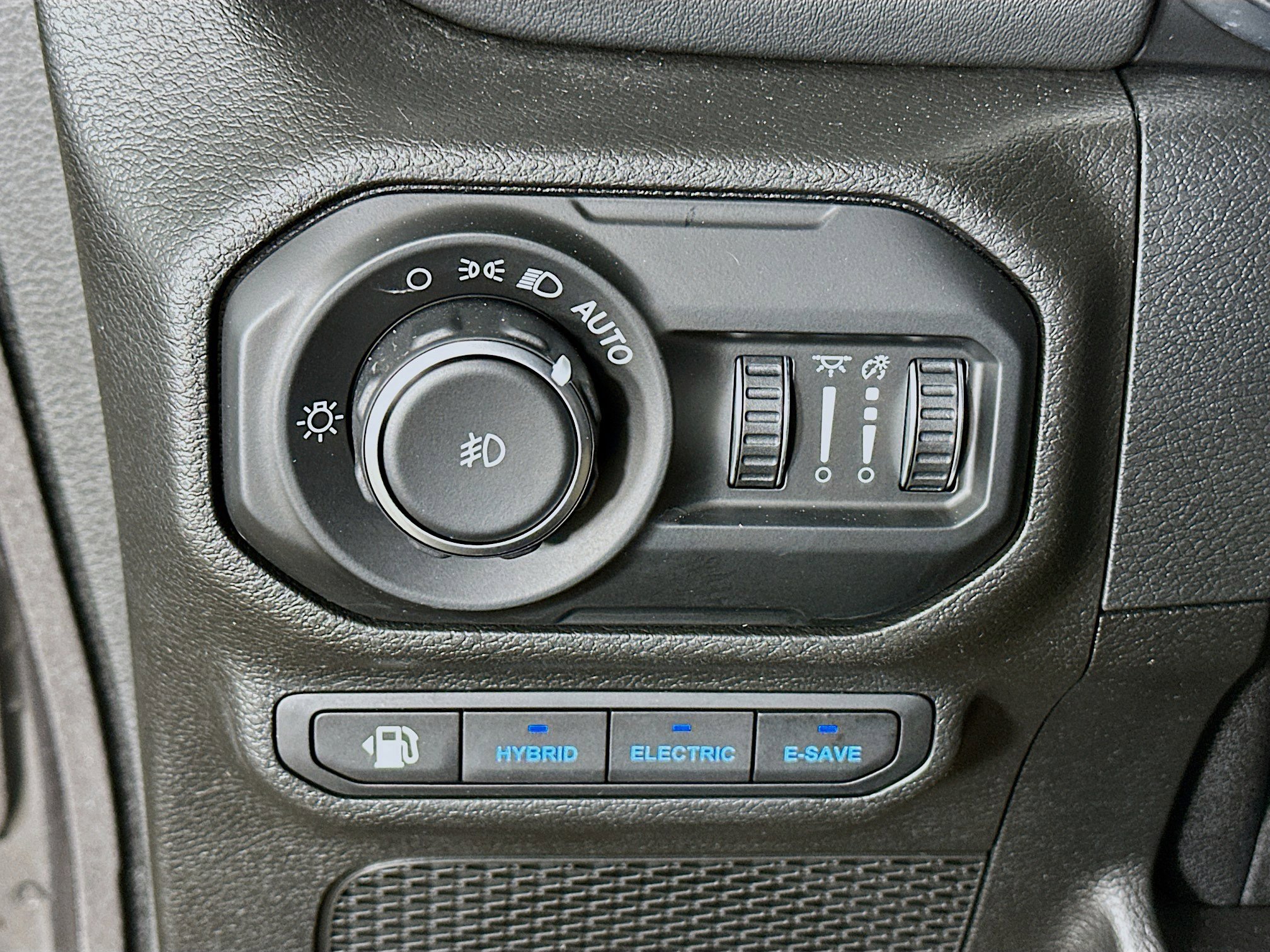 Used 2021 Jeep Wrangler Sahara w/ Cold Weather Group image 17