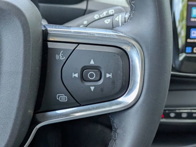 Used 2024 Volvo XC40 B5 Plus image 27