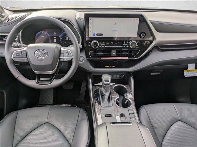 New 2025 Toyota Highlander Limited image 14
