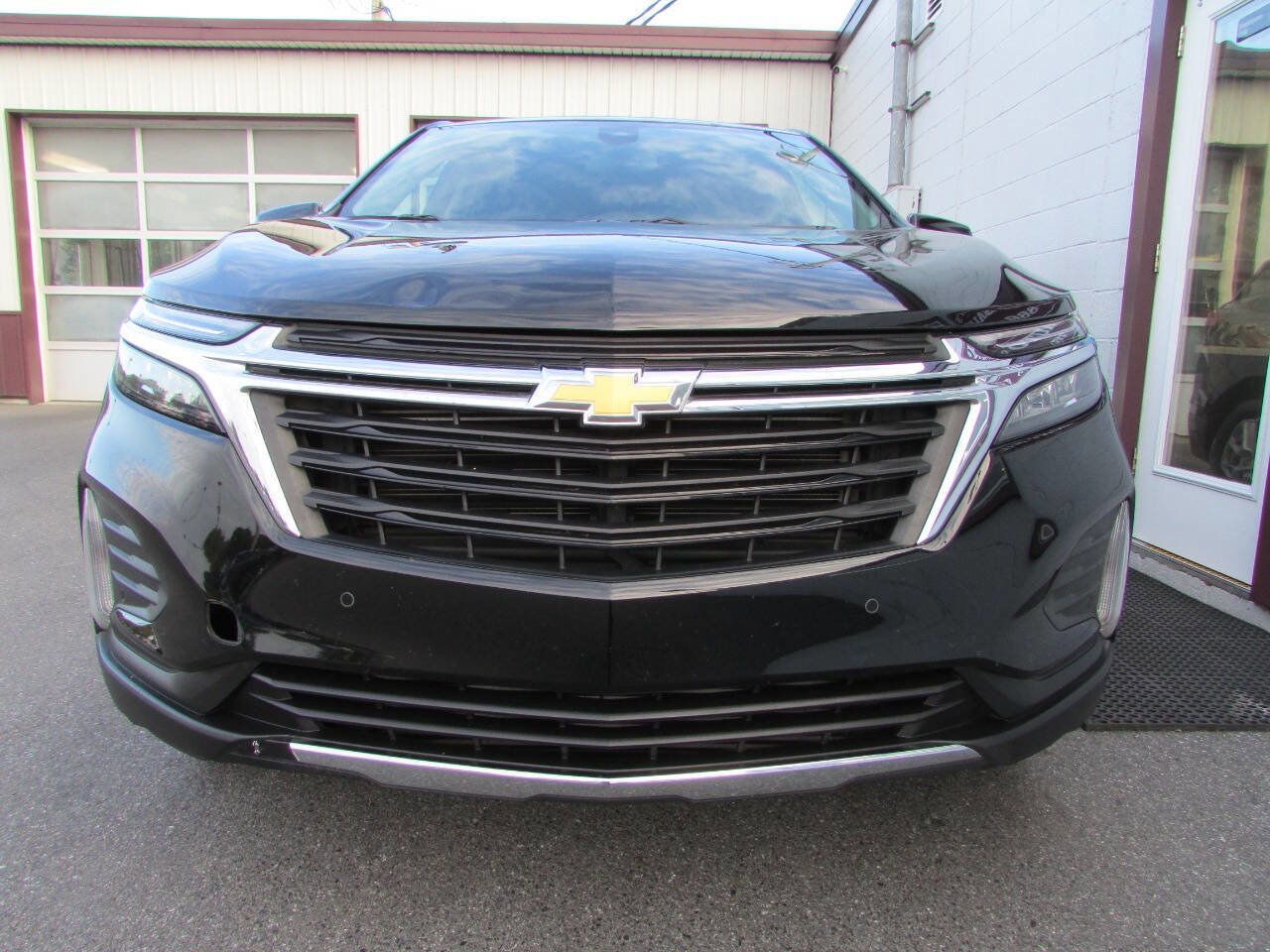 Used 2024 Chevrolet Equinox LT image 2