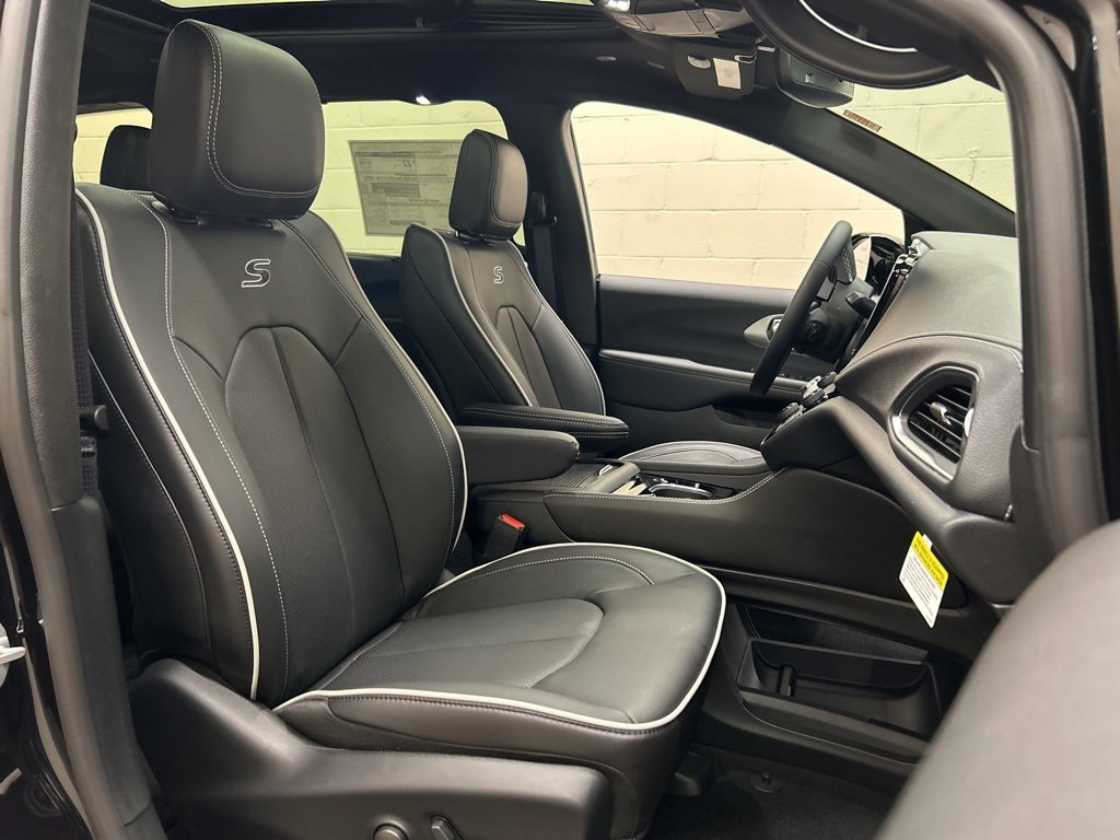 New 2026 Chrysler Pacifica Limited image 12