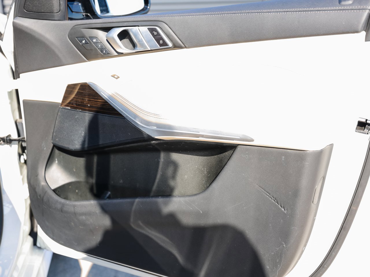 Used 2021 BMW X5 xDrive40i w/ M Sport Package image 26