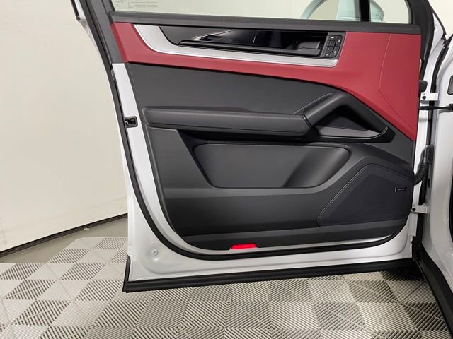 Used 2026 Porsche Cayenne Coupe image 30