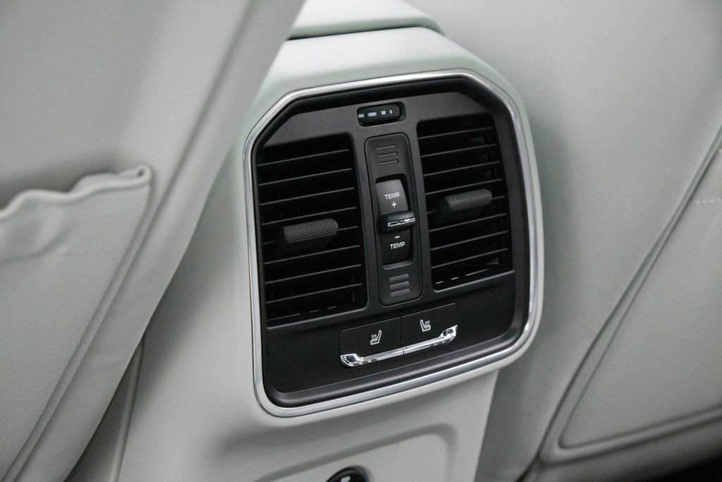 Certified 2023 Porsche Macan image 18