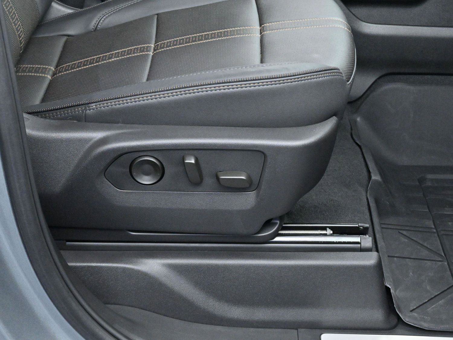 Used 2025 Chevrolet Silverado 1500 High Country w/ Technology Package AWD/4WD image 32