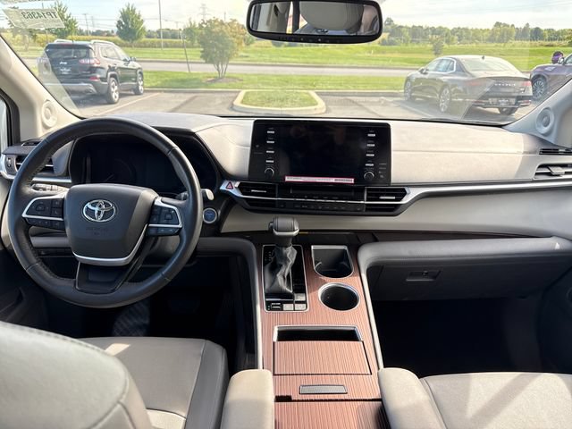 Used 2024 Toyota Sienna XLE w/ XLE Plus Package AWD/4WD image 17
