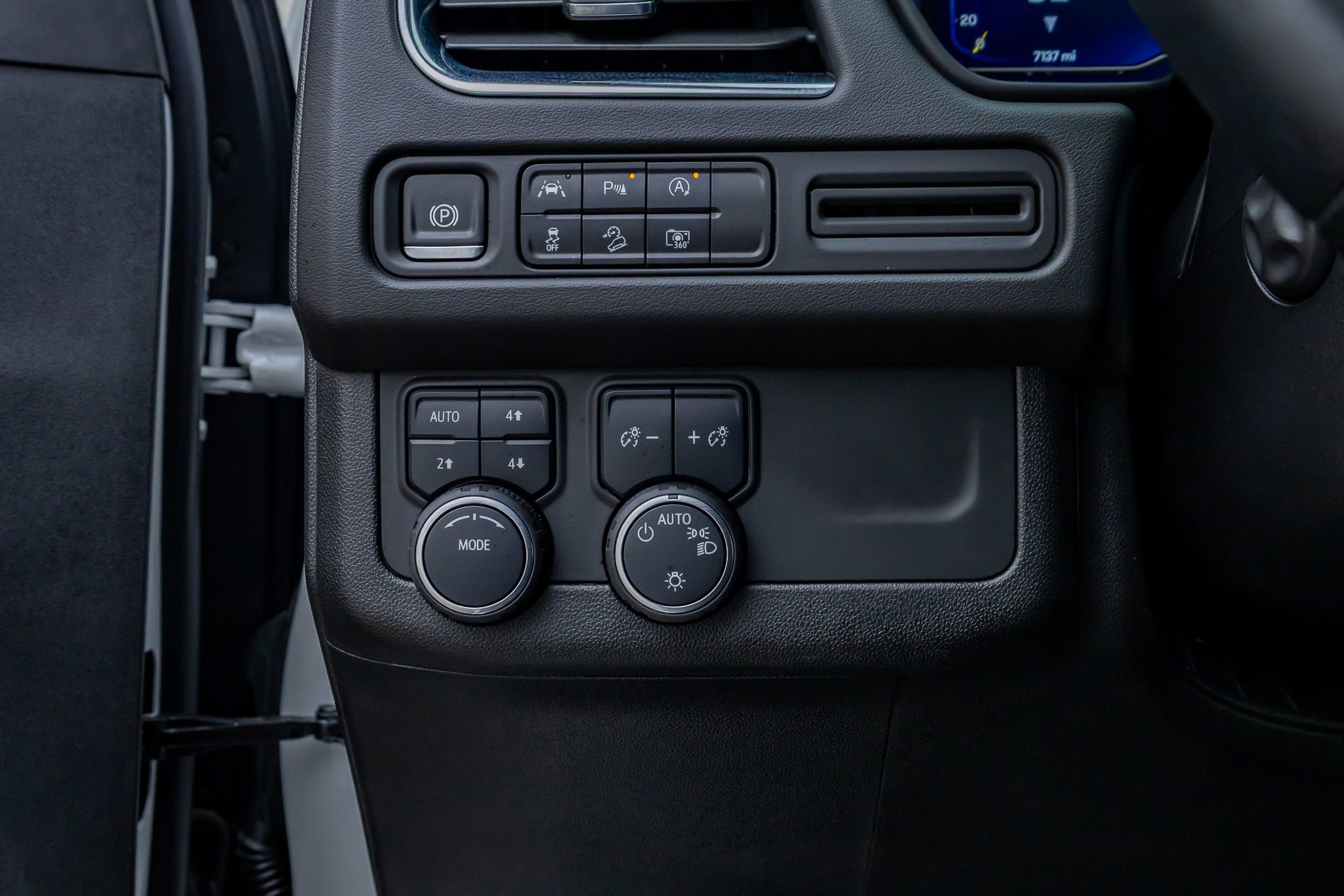 Used 2024 Chevrolet Tahoe Z71 w/ Luxury Package image 22